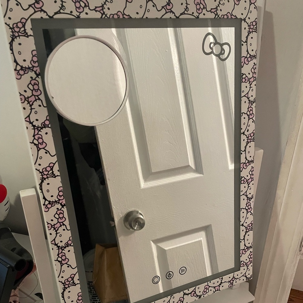Impression vanity hello kitty mirror
